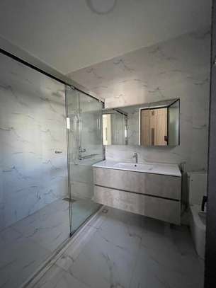 F4 neuf à louer au plateau image 7