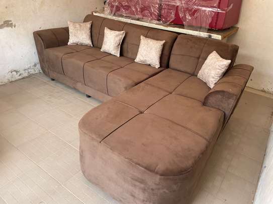 Canapé d'angle moderne gris clair avec pouf orange image 3