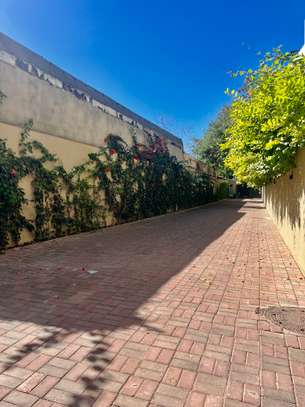 Appartement F4 de 200 m2 à louer au Point E image 4