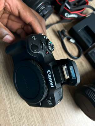 Canon R50 + 2 objectifs + accessoires, très bon état image 2