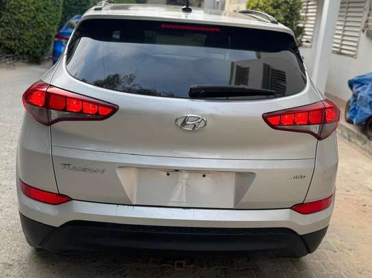 HYUNDAI TUCSON image 6