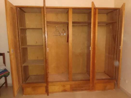 Armoire bois massif 4 portes en bon état image 2