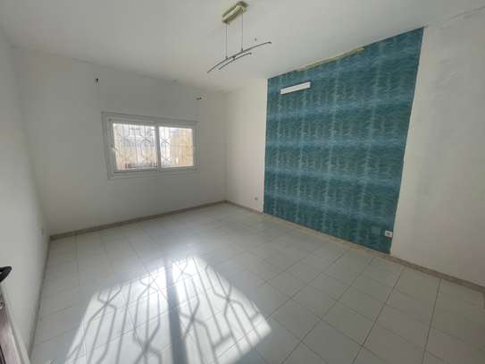 Villa à vendre à la cité Biagui image 3