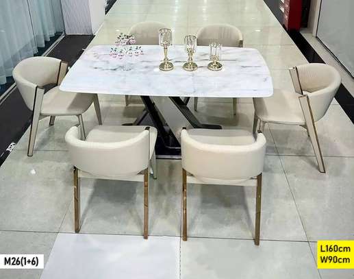 TABLE À MANGER MARBRÉE BLANCHE AVEC PIÉTEMENT NOIR image 1