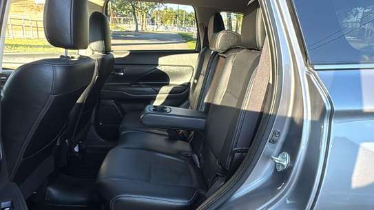 Mitsubishi Outlander image 11