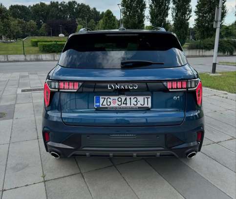 Lynk & Co 01 SUV hybride Bleu métallisé image 6