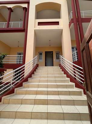 Grande villa aux Almadies pour habitation ou bureaux image 3