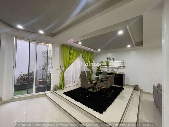 Villa R+2 meublée à louer aux Mamelles image 1