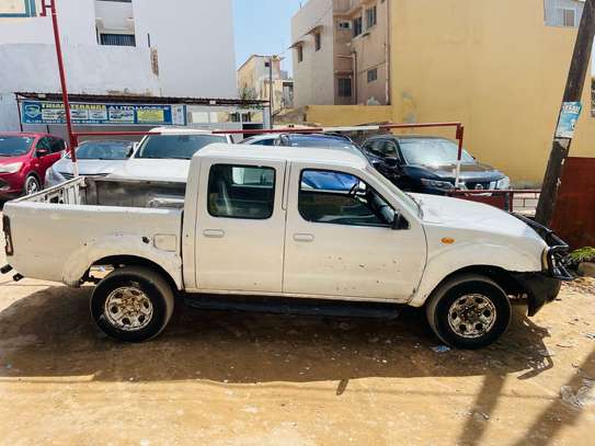 Nissan pickup image 2