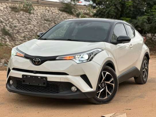 Toyota C-HR hybride SUV compact blanc économique image 2