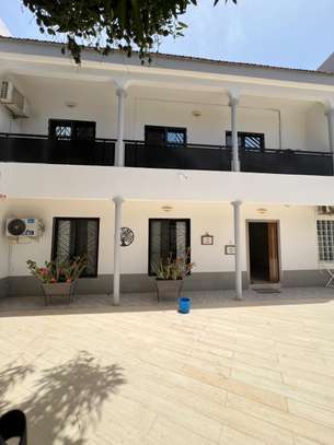 Grande Villa moderne de 600M ² à louer aux Almadies image 2