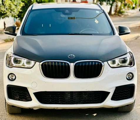 BMW X1 SUV compact blanc capot noir image 15