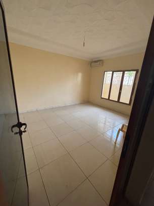 Villa moderne spacieuse 3 niveaux avec garage double image 9