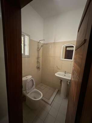 Maison spacieuse avec sol marbre et escalier intérieur image 12