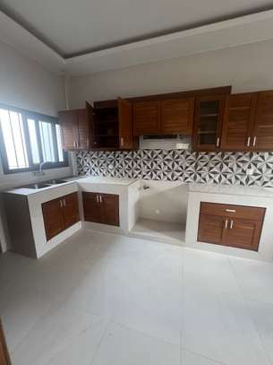 Maison individuelle moderne avec balcon et garage à Dakar image 3