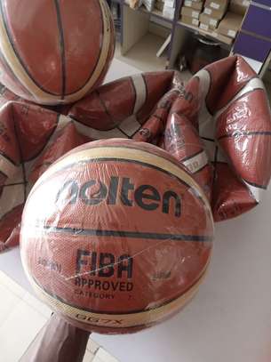 Ballon de Basket-Ball Molten certifié FIBA image 1
