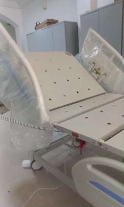 Lit medical électrique neuf. image 1