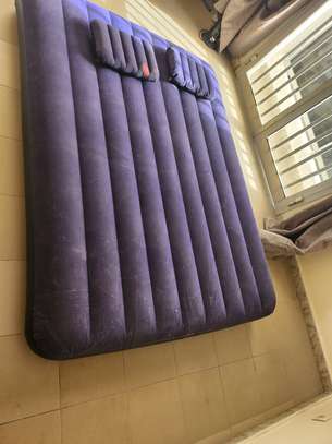 Matelas gonflable 2 places + 2 oreillers image 2