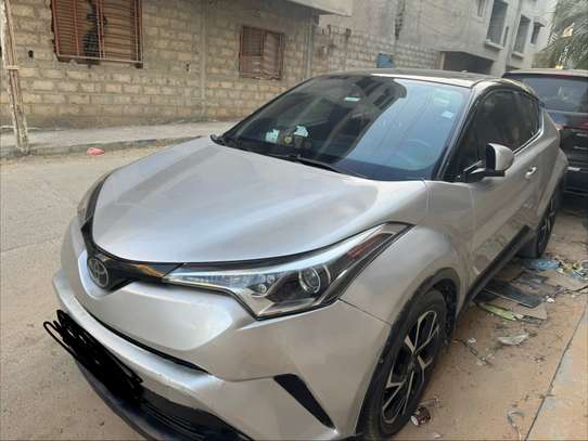 Toyota C-HR SUV compact argent jantes alliage noires image 2