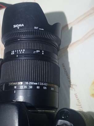 Canon 200D avec Zoom polyvalent 18-250 mm image 2