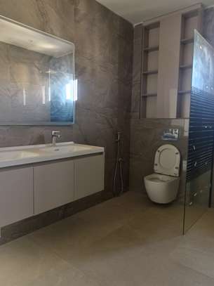 F5 de 352 m² à louer au point e avec les meubles image 11
