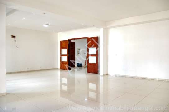 Ref_2088_GL  Appartement de 225 m² à louer au point E image 4