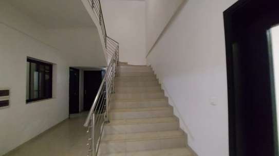 Duplex Grand Standing F5 à louer à Yoff Virage image 4