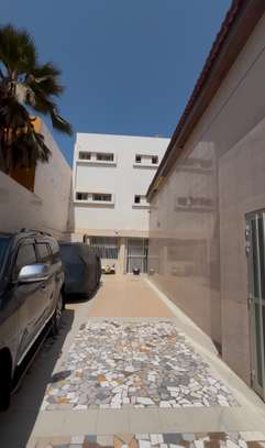 Villa 500m2 près de la plage à Dakar image 2