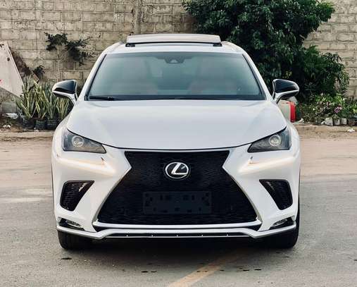Lexus NX 300h hybride blanc 2021 SUV luxe image 3