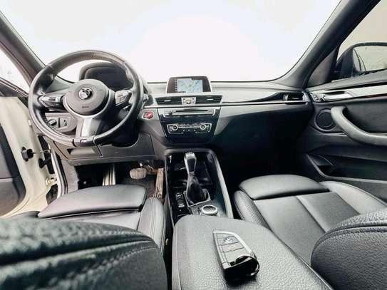 BMW X1 SUV compact blanc capot noir image 4