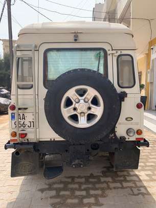 Land Rover Defender 110 image 4