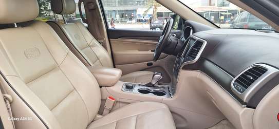 Jeep Grand Cherokee SUV argent spacieux et robuste image 7