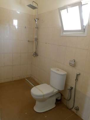 Appartement F4 à louer à la cité Djily Mbaye image 5