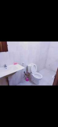 Appartement trois chambres plus salon image 3