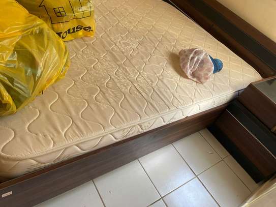 Ensemble lit + matelas + (2 x) tables de chevet image 2