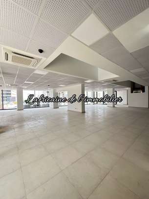 Espace commercial de 1 600 m² à louer sur la VDN image 2