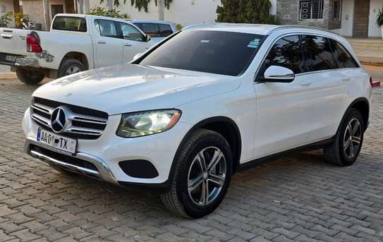 Mercedes glc 300 image 4