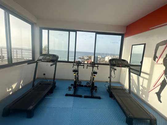 Appartement, une piscine à débordement, salle de sport image 14