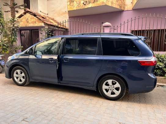 Toyota Sienna LE 2020 (8 places) image 1