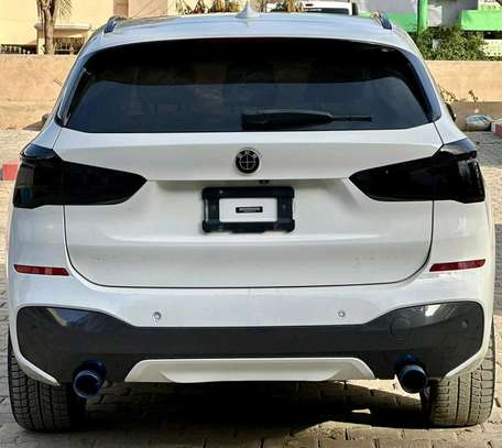 BMW X1 SUV compact blanc capot noir image 13