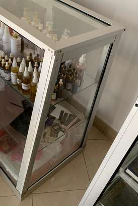 VITRINE EN VERRE ET ALUMINIUM image 2