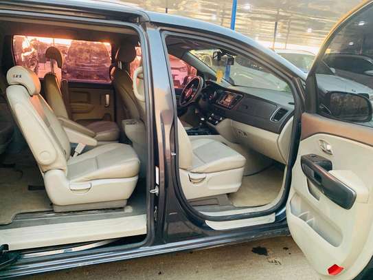 Kia carnival 2017 image 12