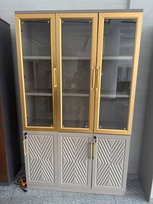 Vitrine beige bois clair 3 portes vitrées verrouillables image 1