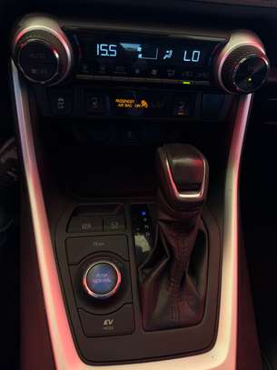 Toyota Rav4 Hybrid image 13