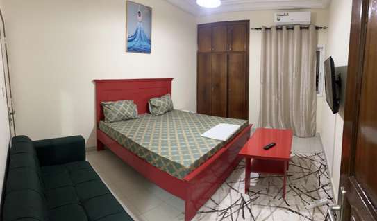 CHAMBRE MEUBLÉE CLIMATISÉE À LOUER PAR JOURS image 2