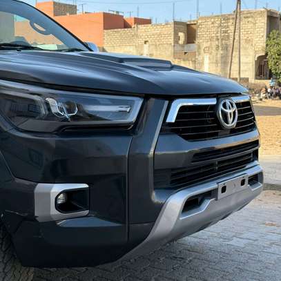 Toyota hilux invincible 2017 image 9