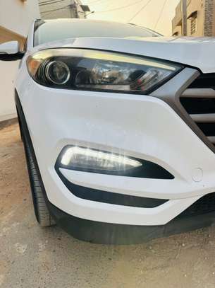 Je vends ma Hyundai Tucson 2016 automatique essence image 5