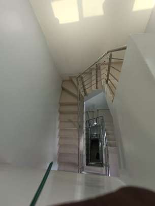 Villa R+2 à vendre à Mbackiyou Faye image 13