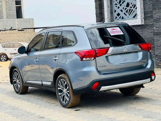 Mitsubishi Outlander SEL image 10