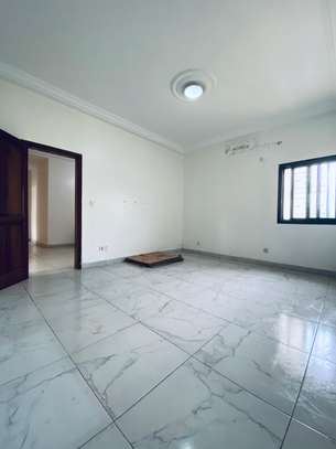 Appartement moderne à la Sicap Foire image 6